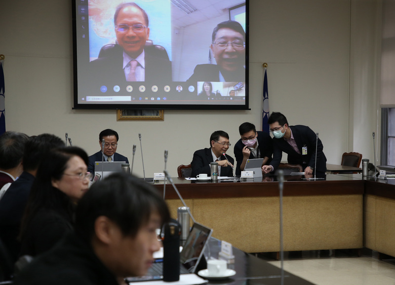 立法院今天(18日)透過院務會報測試視訊會議系統，因應可能有立委遭隔離、或是立法院場所無法開會需要以視訊會議維持立法院運作的狀況。(圖/中央社)