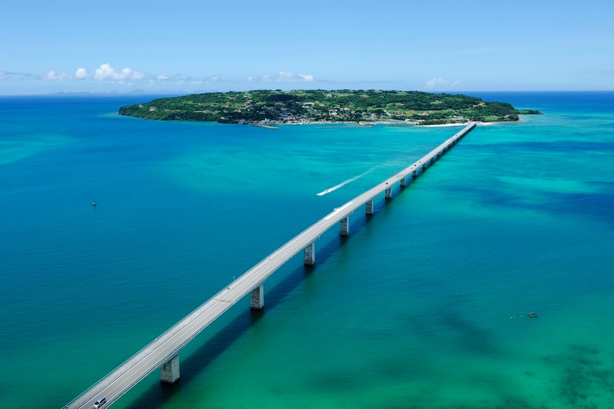 台灣提升日本旅遊疫情，日媒憂，沖繩觀光將受重創。圖為沖繩古宇利島。圖:沖繩觀光局粉專