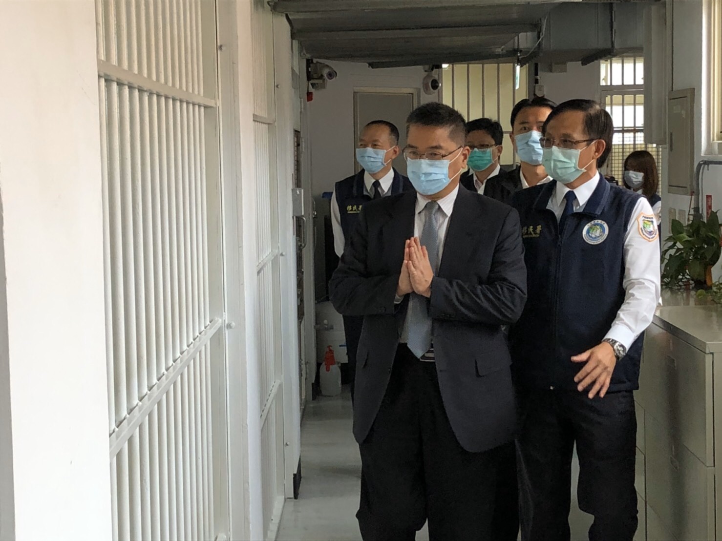 徐國勇19日南下高雄，視察移民署高雄收容所的防疫情形。(移民署提供)