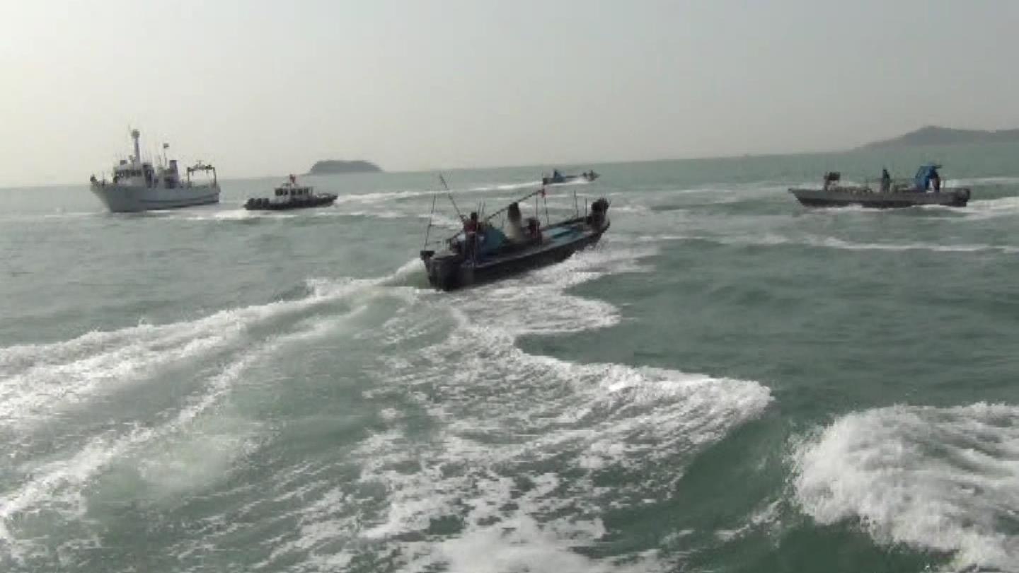 海巡署第9海巡隊16日在金門水域執行護漁任務時，遭遇中國無名船隻惡意衝撞。(海巡署金馬澎分署提供)