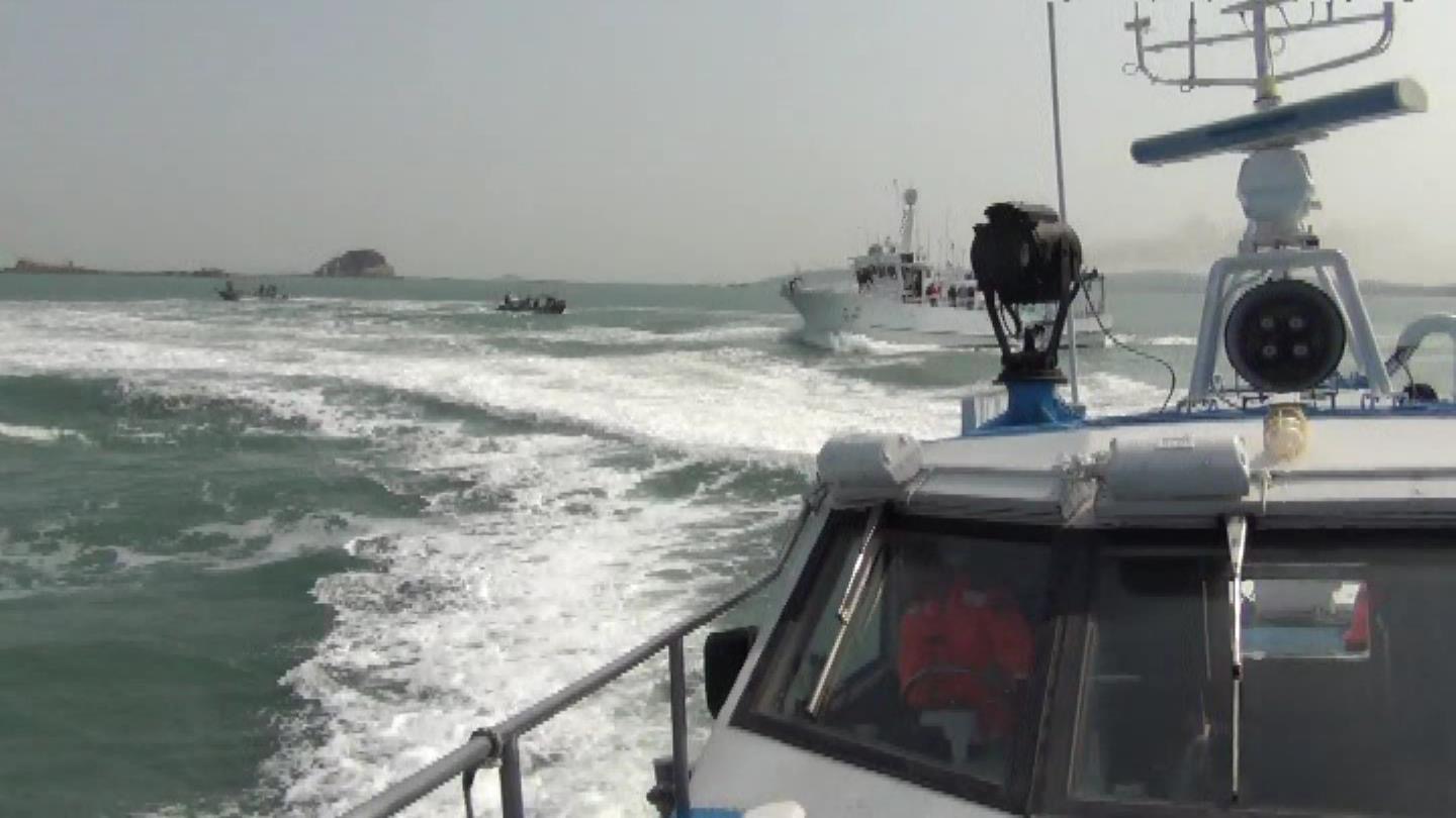 海巡署第9海巡隊16日在金門水域執行護漁任務時，遭遇中國無名船隻惡意衝撞。(海巡署金馬澎分署提供)