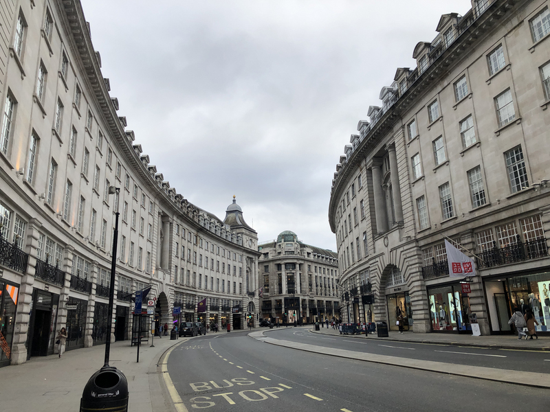 根據英國媒體9日報導，英國計畫對絕大部分的國際入境人士實行14天的強制隔離措施。圖為倫敦牛津街冷清。(資料照/中央社)