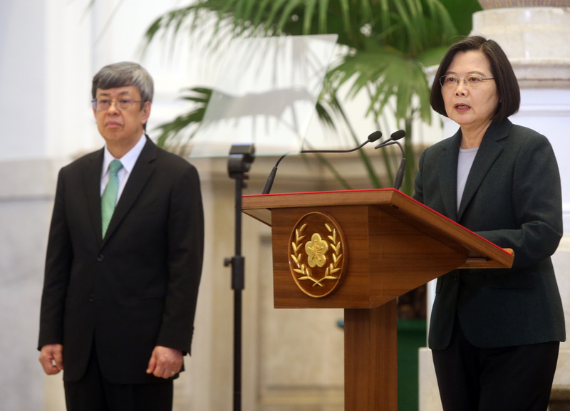 總統蔡英文（右）27日將宣布，新任行政院長由前副總統陳建仁（左）接任。 (圖:中央社檔案照片)