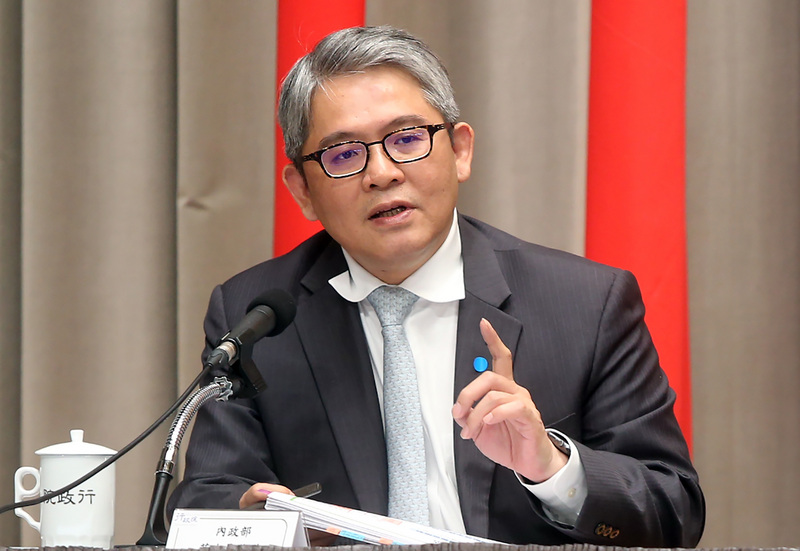 行政院會19日通過「都市危險及老舊建築物加速重建條例」修正草案，內政部政務次長花敬群出席院會後記者會，說明修法重點。(圖：中央社)
