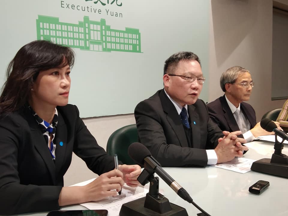 財政部長蘇建榮(中)19日表示，武漢肺炎衝擊全球金融市場，為了穩定台股和提振投資信心，國安基金管理委員會授權國安基金進場護盤。(王韋婷攝)