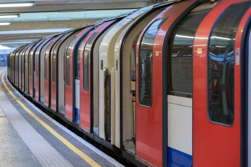 倫敦交通局(Transport for London)今天上午已經關閉9個地鐵站，另外31個地鐵站也將陸續關閉。倫敦市長沙迪克汗(Sadiq Khan)呼籲民眾減少外出。(圖/推特)