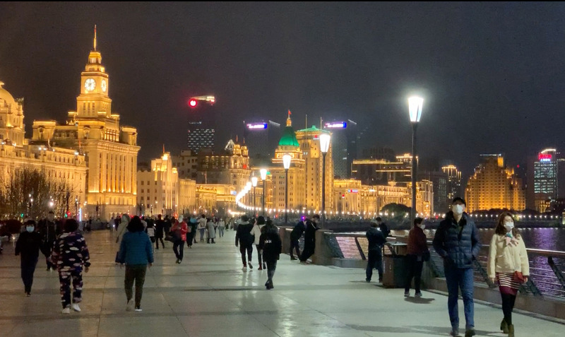 圖為15日晚間的外灘步道。(資料照片/CNA)