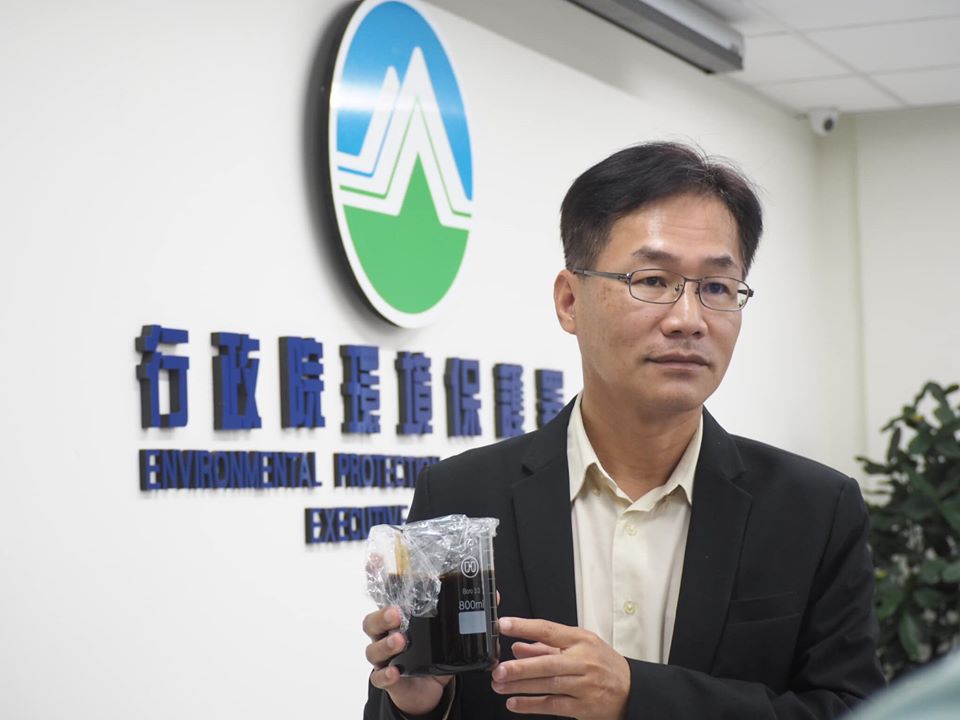 環保署空保處處長蔡孟裕今天(20日)公布「移動污染源燃料成分管制標準」，規定從7月起，包含船舶、航空燃油都納進管制範圍。(蕭照平攝)