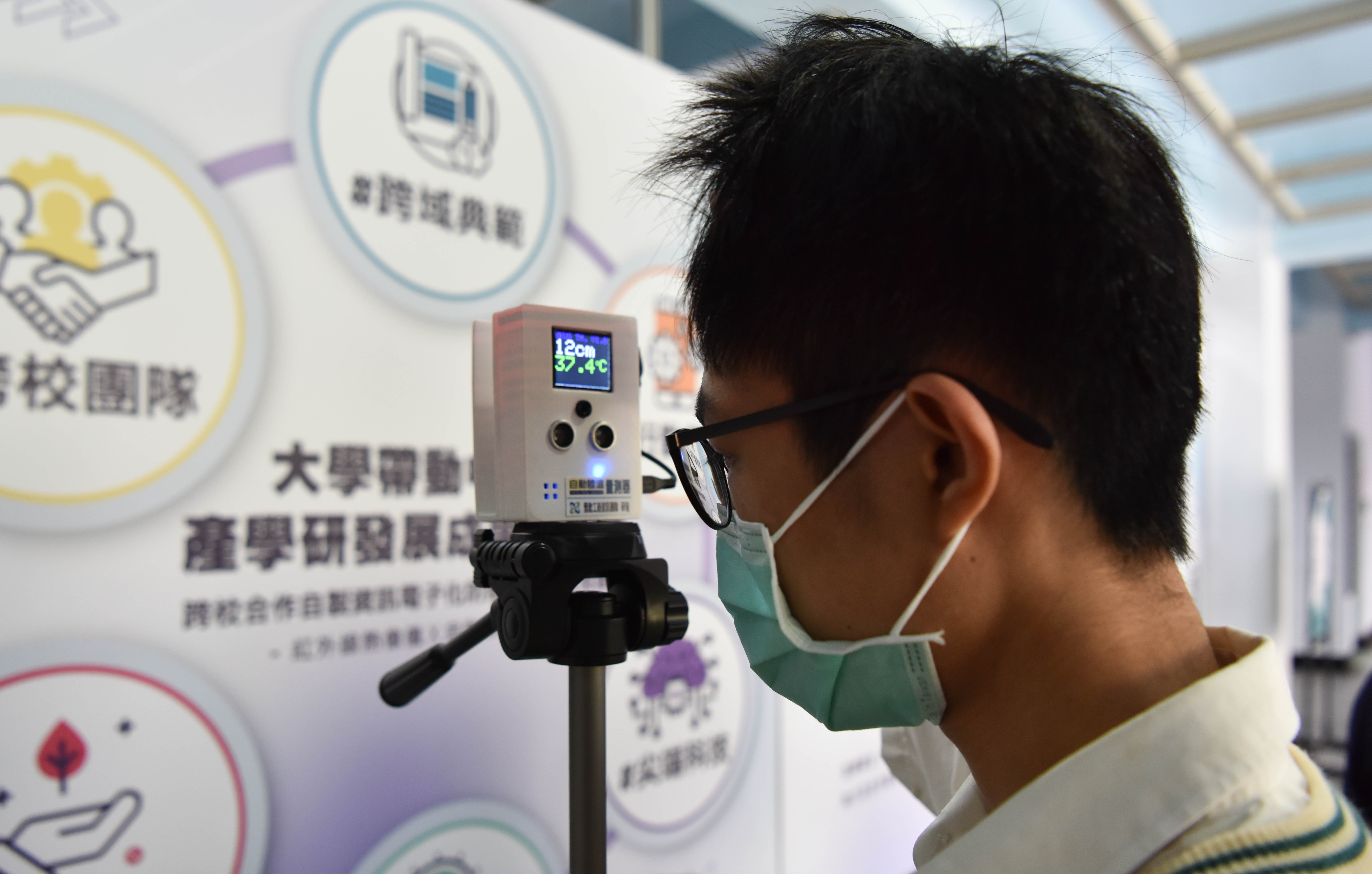若偵測到體溫在攝氏34.5度到37.5度，自動額溫檢驗器將嗶一聲，表示體溫正常。(台灣師範大學提供)