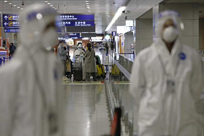 中國宣布28日凌晨0時起暫停外國人入境。圖為上海浦東機場工作人員。（中新社提供／中央社）