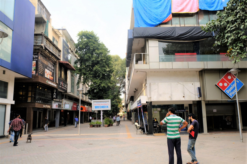 印度新德里市政府為控制武漢肺炎傳播，下令餐廳與商店關門至月底，南德里一熱鬧商圈變得很冷清。(圖:中央社)