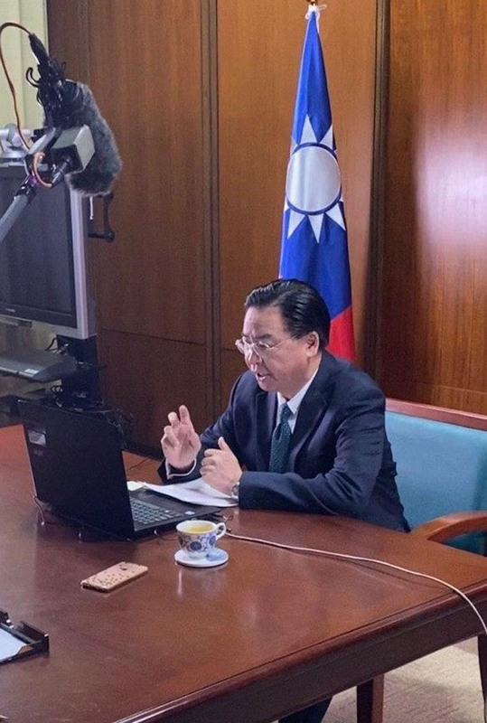 外交部長吳釗燮接受加拿大廣播公司（CBC）專訪，分享台灣成功防疫經驗。（外交部提供）