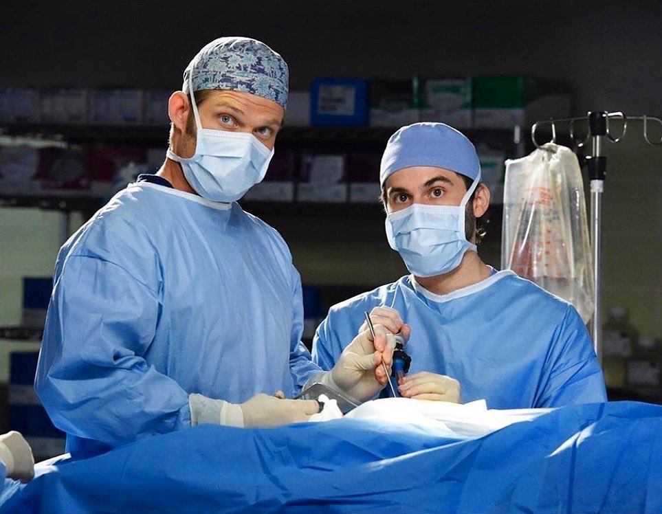 「實習醫生」(Grey's Anatomy)等以醫學為主題的美國電視影集捐出口罩、醫師袍和手套等裝備，給對抗俗稱武漢肺炎的2019年冠狀病毒疾病(COVID-19)疫情大流行的緊急救護人員。(圖：Grey's Anatomy臉書)