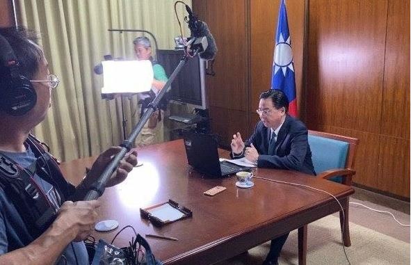 外交部長吳釗燮接受加拿大廣播公司視訊專訪暢談防疫經驗。(圖：外交部網站)