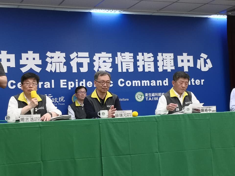 指揮中心公布居家檢疫措施案件裁罰基準。(劉玉秋 攝)