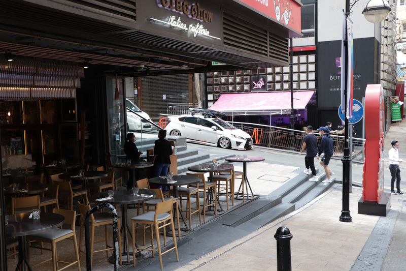 港府正在研究是否針對已核可執照、可販售含酒精類飲料的酒吧和餐廳，暫停販售酒類飲品。圖為中環著名酒吧區蘭桂坊早已因為沒有遊客而十分冷清。(圖/中央社)