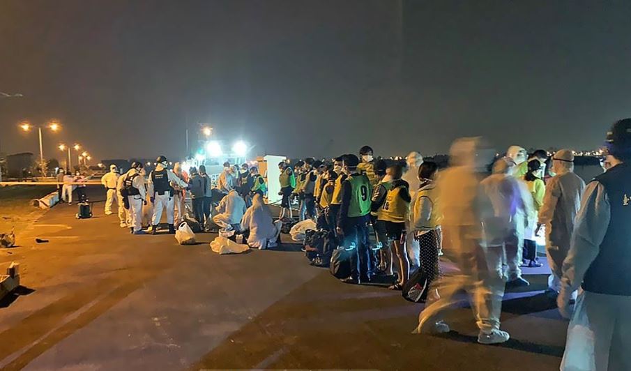 海巡署偵防分署連江查緝隊22日在屏東小琉球外海查獲台灣籍漁船載運的31名越南偷渡客，防堵武漢肺炎疫情破口。圖取自海巡署長室粉專