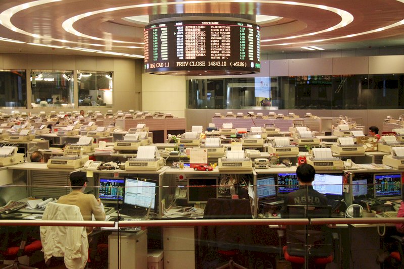 香港形勢轉差，恆指下跌500多點。圖為香港交易所交易現場。(資料照片/中央社)