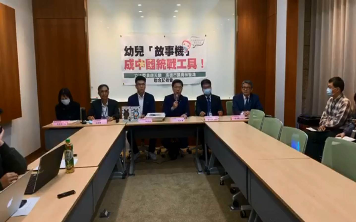 市面上出現從中國進口的「統戰玩具」。陸委會表示，不允許中國大陸藉輸入產品對台進行統戰。(圖/林智鴻臉書)