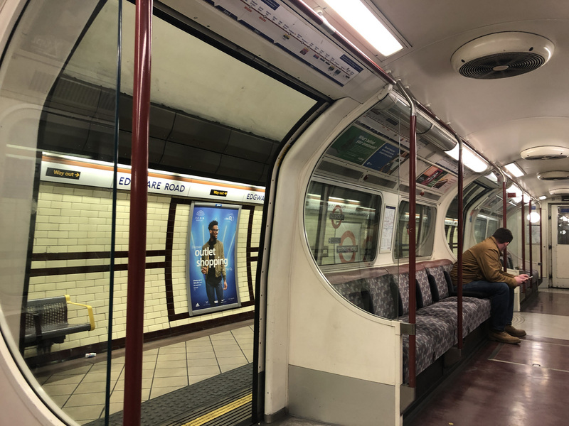 英國武漢肺炎疫情升溫，為了保持社交距離，許多人在家上班，地鐵搭乘人數驟減。(圖:中央社)