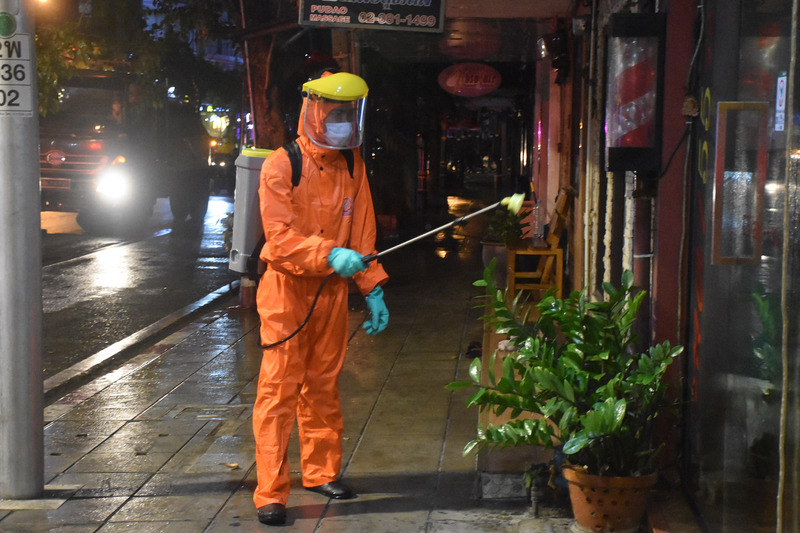 最先爆發武漢肺炎疫情的中國，境外移入病例持續增加，恐面臨第二波疫情；原本熱鬧的泰國街頭，則因防疫而顯得冷清。(圖：中央社)