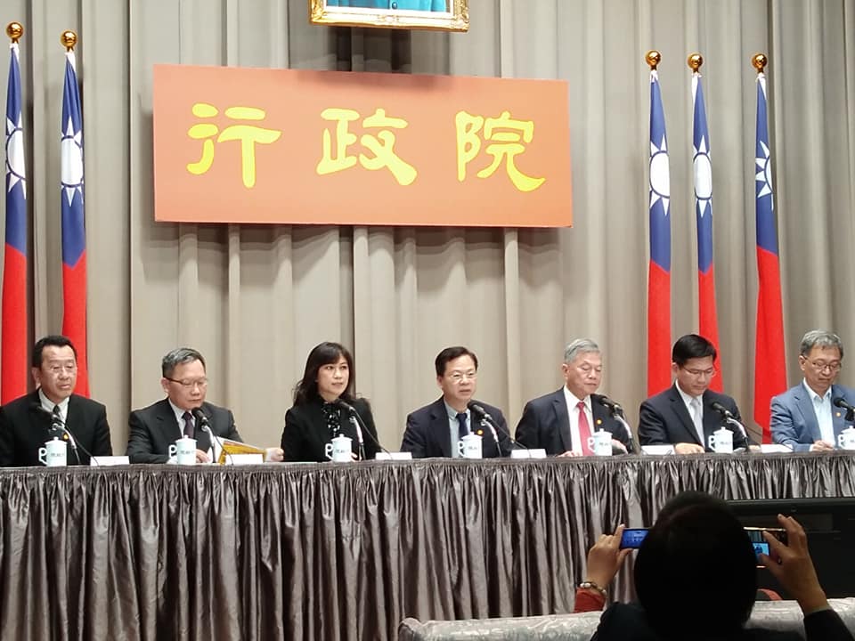 行政院24日宣布第二波武漢肺炎紓困方案，內容包括個人、產業和企業。(王韋婷 攝)
