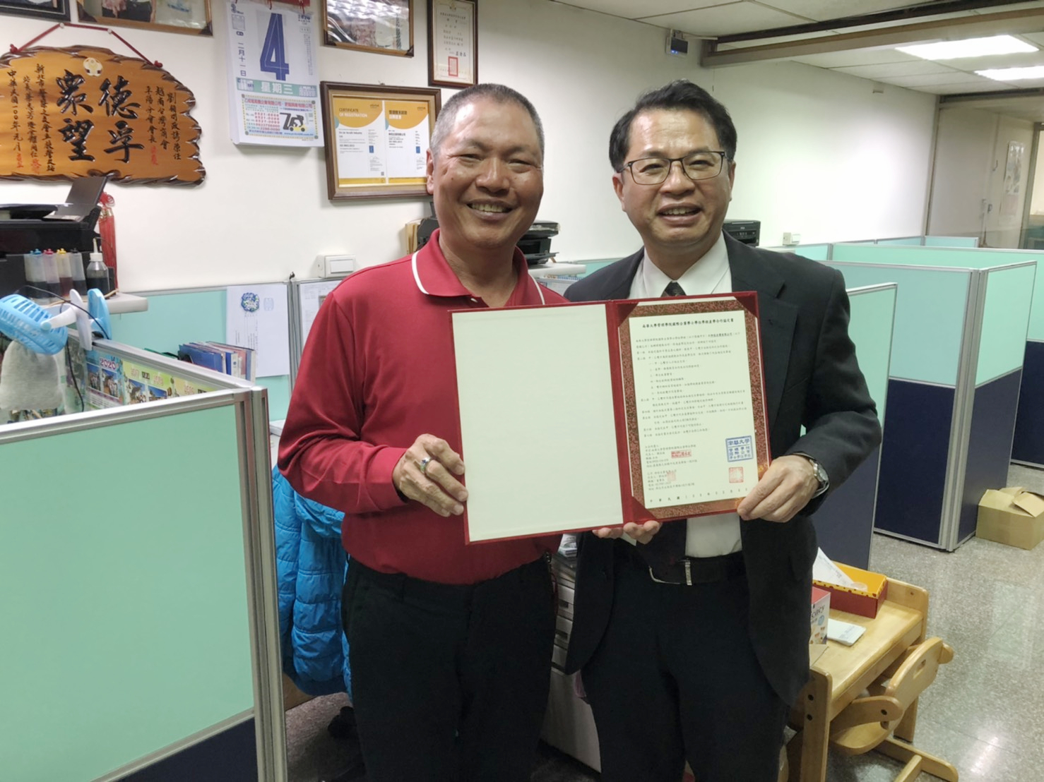 南華大學國際企業學士學位學程主任賴丞坡(右)與伸佳企業董事長劉政諺(左)簽署產學合作協議。(南華大學提供)