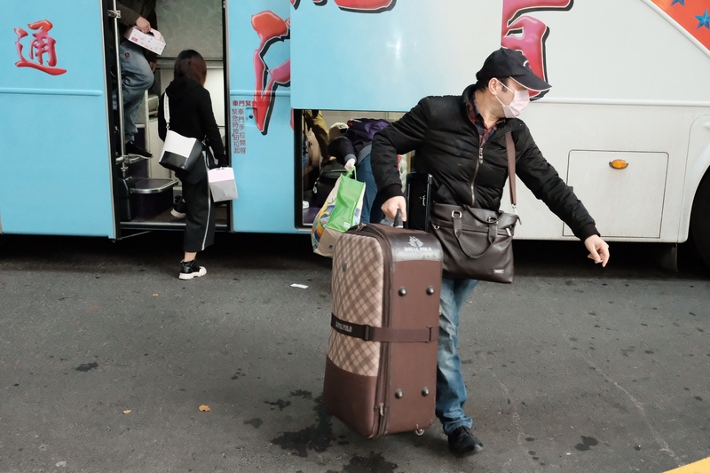 第二批武漢專機旅客從10日抵台前往檢疫所後，到25日已屆滿14天，選擇自行安排車輛接送的檢疫者，成為首批離開檢疫所的旅客，除感謝醫護人員的照顧，更感動政府帶他們回家。(圖:中央社)