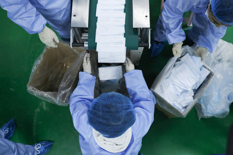 武漢肺炎疫情催生中國「口罩經濟」，不少當地工廠投入口罩生產，但卻使用劣質纖維料代替正規熔噴布，成本低且回收快。（中央社檔案照片/中新社提供）