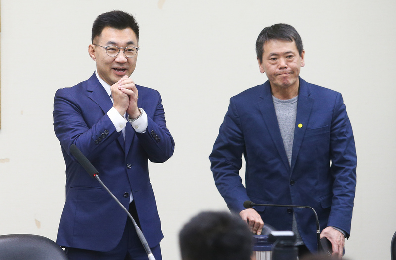 國民黨黨立院黨團盼修憲委員會9月底前成立。國民黨主席江啟臣（左），右為國民黨立法院黨團總召林為洲。（資料照片/中央社）