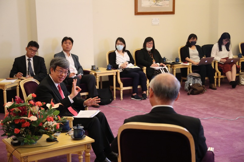 副總統陳建仁（前右2）接受中央社專訪，對於武漢肺炎疫情全球蔓延表示，「無知是傳染病散播最重要的武器」，呼籲中國要有世界公民的責任，讓疫情更透明。(圖：中央社)
