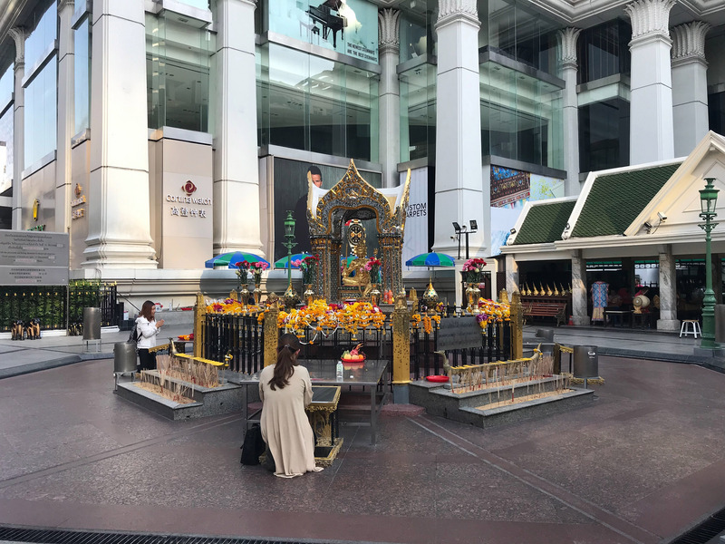 泰國將從26日凌晨起進入緊急狀態，由於多數公共場合以及百貨商場關閉，曼谷街頭人煙稀少，一向人潮洶湧的四面佛幾乎已沒有參拜者。(圖:中央社)