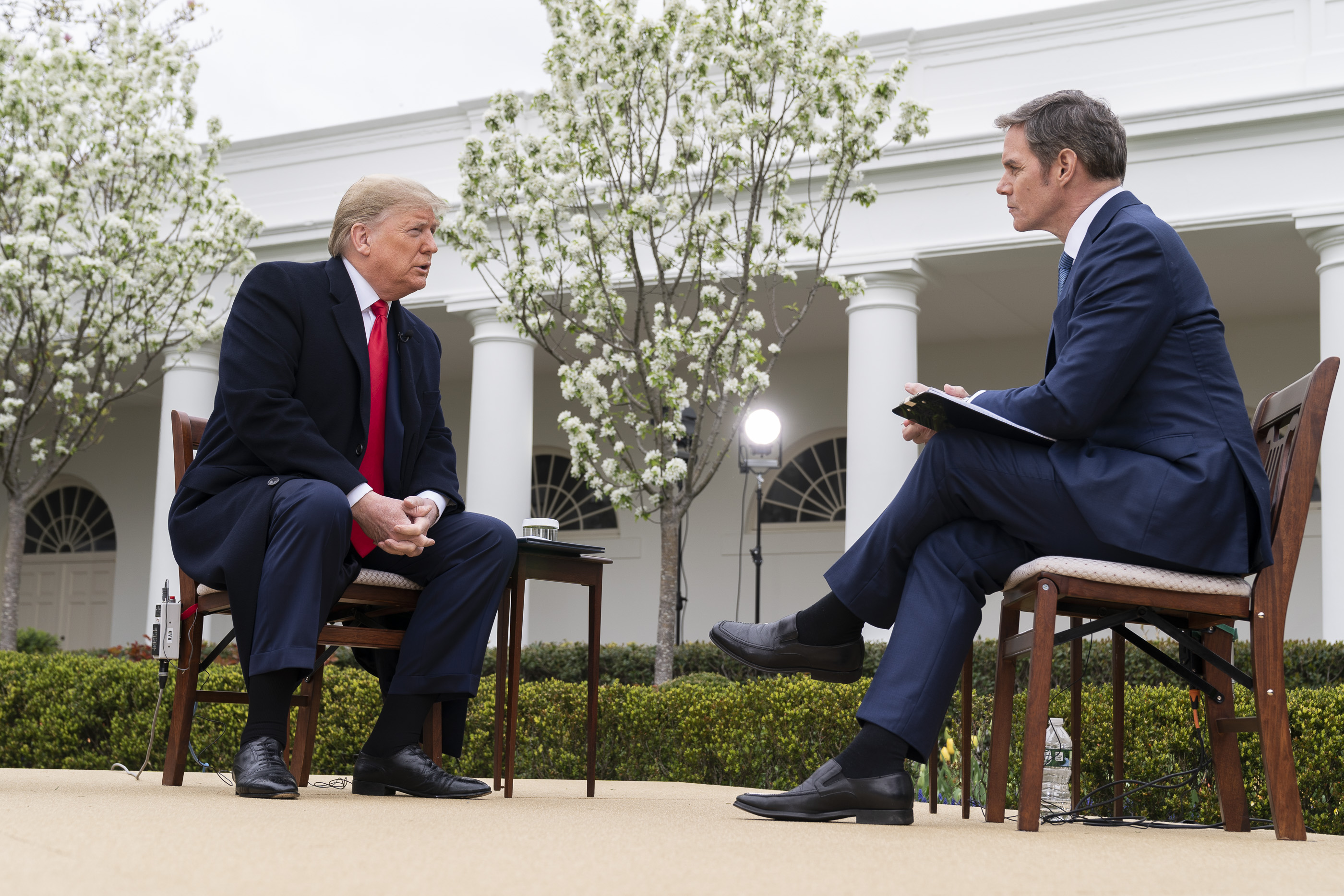 美國總統川普24日在白宮接受福斯新聞頻道(Fox News)專訪。 (圖:白宮)