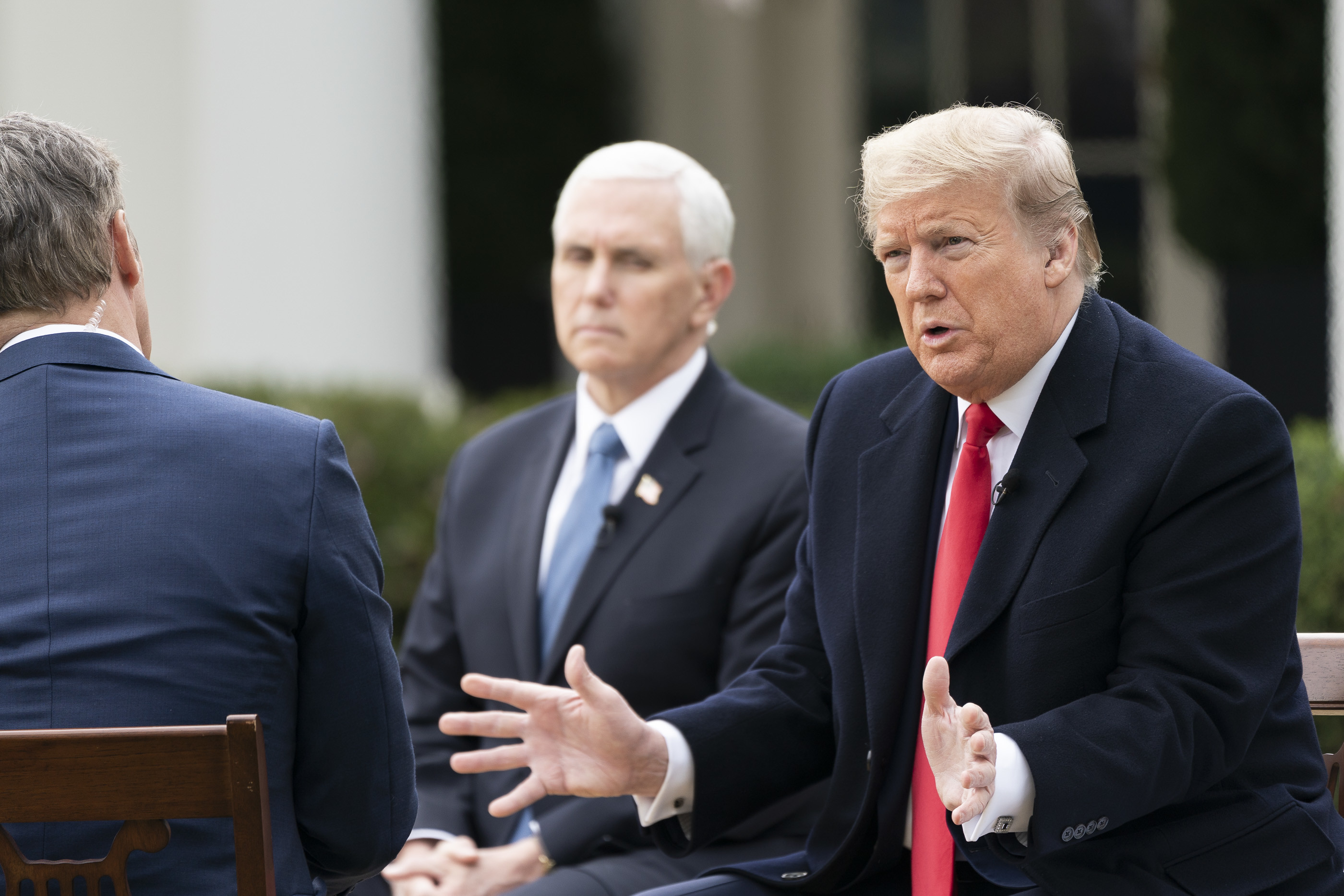 美國總統川普24日在白宮接受福斯新聞頻道(Fox News)專訪。 (圖:白宮)