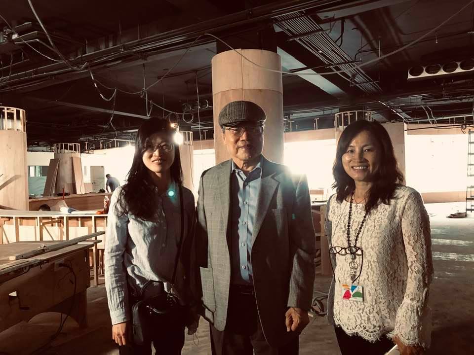政大圖書館籌設「陳芳明書房」，陳芳明在館員引導下，參觀書房預定地。(陳芳明臉書)