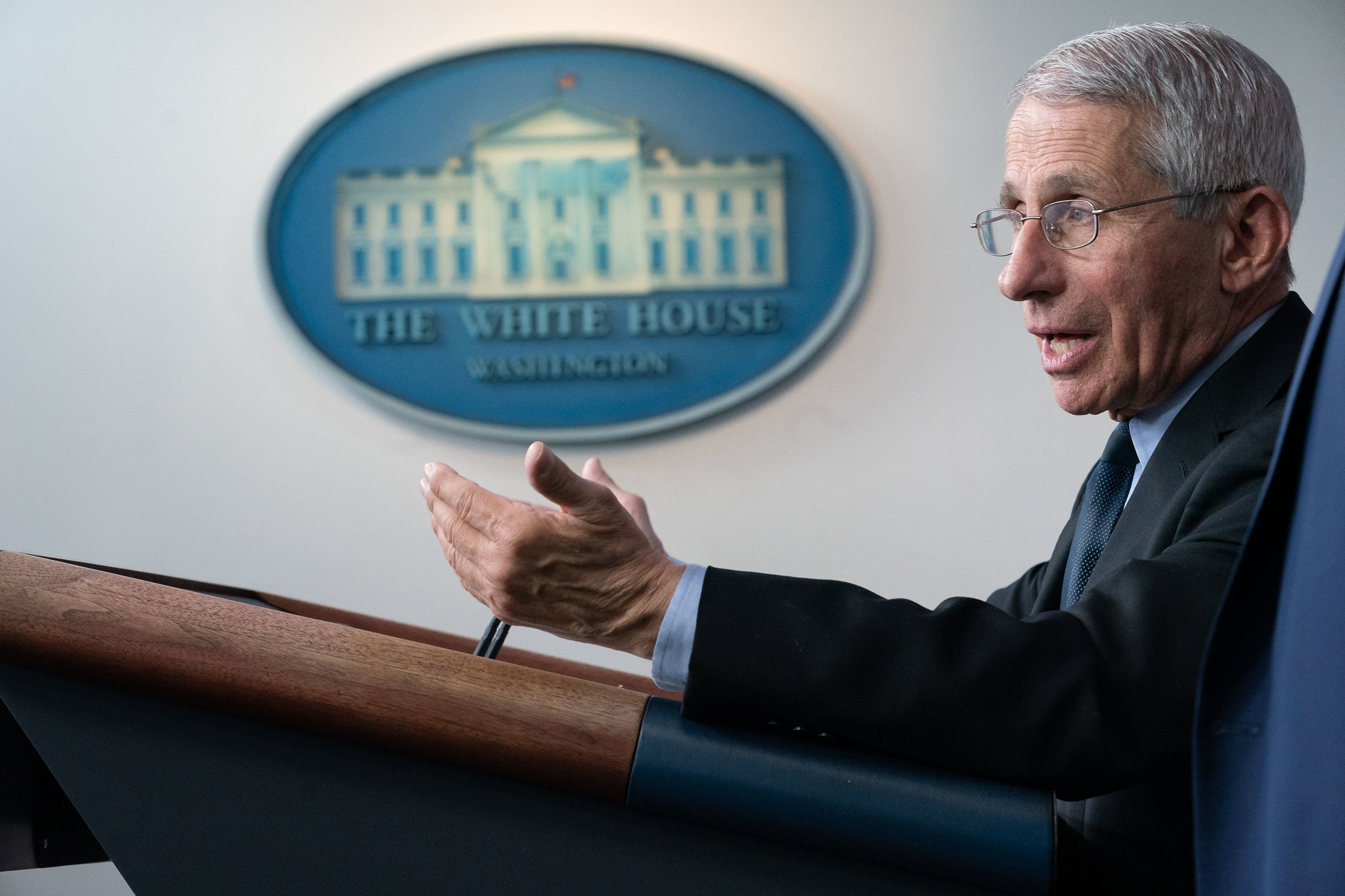 美國國家過敏與傳染病研究院(NIAID)主任佛奇(Anthony Fauci)受訪時表示，美國人民必須持續努力，藉以遏止疫情散播。(圖:白宮)