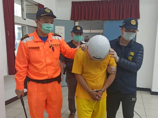 海巡署日前查獲31名越南偷渡客，之後有6人逃脫。海巡全力追緝後25日逮捕2人逃逸偷渡客和1名接應犯歸案。(海巡署提供)
