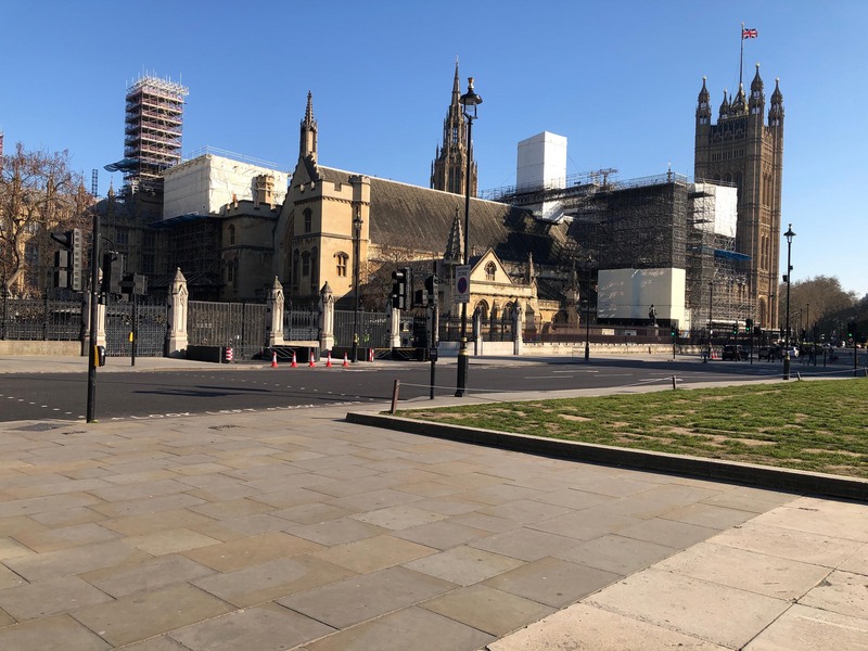 英國實施禁足令，國會從25日晚間開始休會。圖為英國國會前廣場。(圖:中央社)
