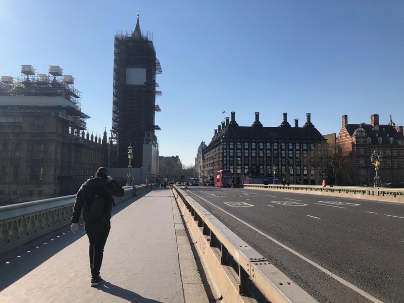 標準普爾維持英國信評不變 前景展望穩定。圖為英國著名觀光地西敏橋上人車稀少。(中央社)