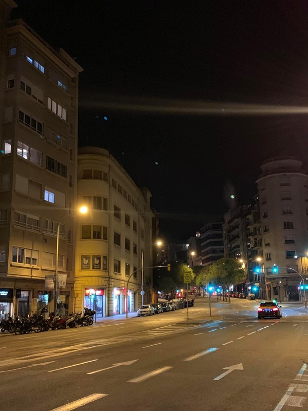 西班牙疫情延燒，巴塞隆納市區街道，在本該熱鬧的下班時間，幾乎空蕩無人。偶爾才見幾名下班或遛狗民眾，行色匆匆。（旅西台僑洪小姐提供）