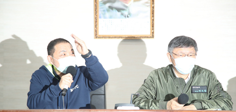 雙北合作交流平台109年度市長層級會議26日在台北市政府舉行，台北市長柯文哲（右）、新北市長侯友宜（左）會後出席記者會，接受媒體提問。(圖：中央社)