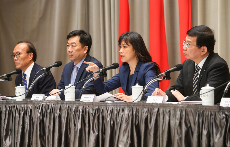 行政院會後記者會26日在行政院新聞中心舉行，由行政院發言人Kolas Yotaka（谷辣斯．尤達卡）（右2）主持，交通部次長王國材（右）、內政部次長陳宗彥（左2）、農委會副主委陳添壽（左）等人出席。(圖：中央社)
