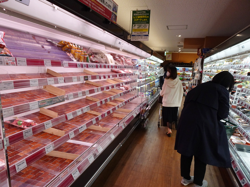 東京都政府呼籲週末沒必要盡量別出門，民眾憂心封城，超市生鮮肉品被搶購一空。(圖:中央社)
