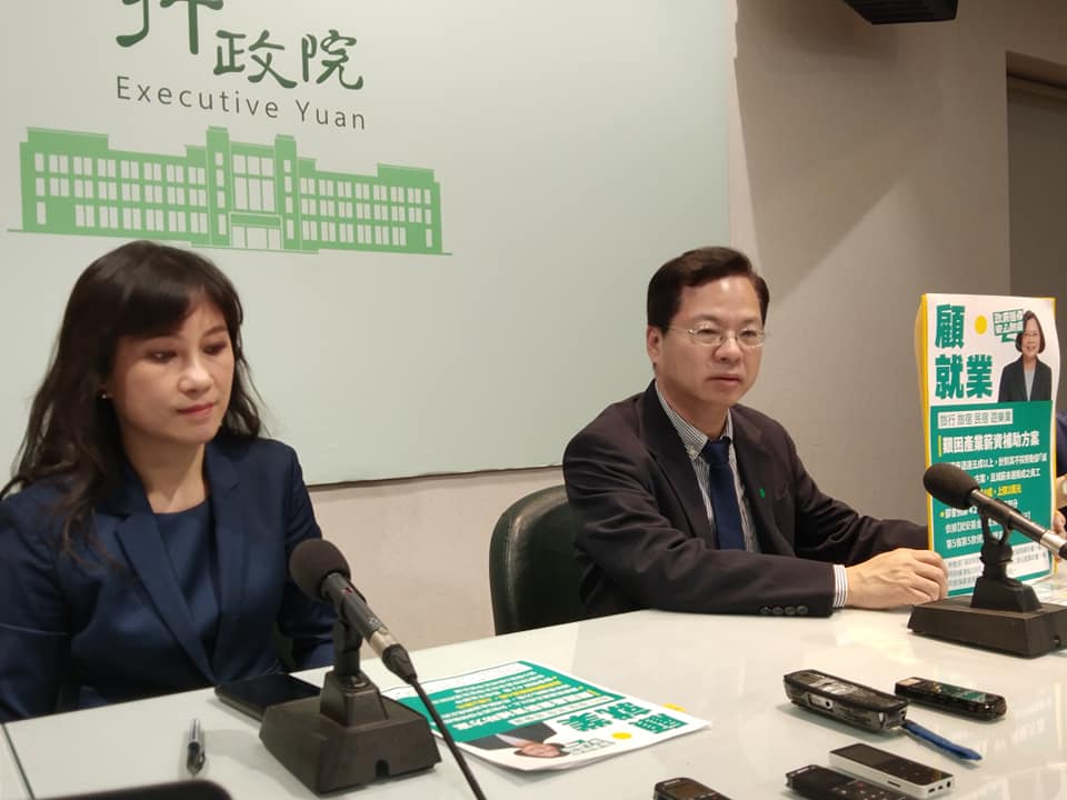 觀光產業受武漢肺炎疫情衝擊嚴重，政院26日宣布加倍補助觀光業員工薪資紓困方案。（王韋婷 攝）