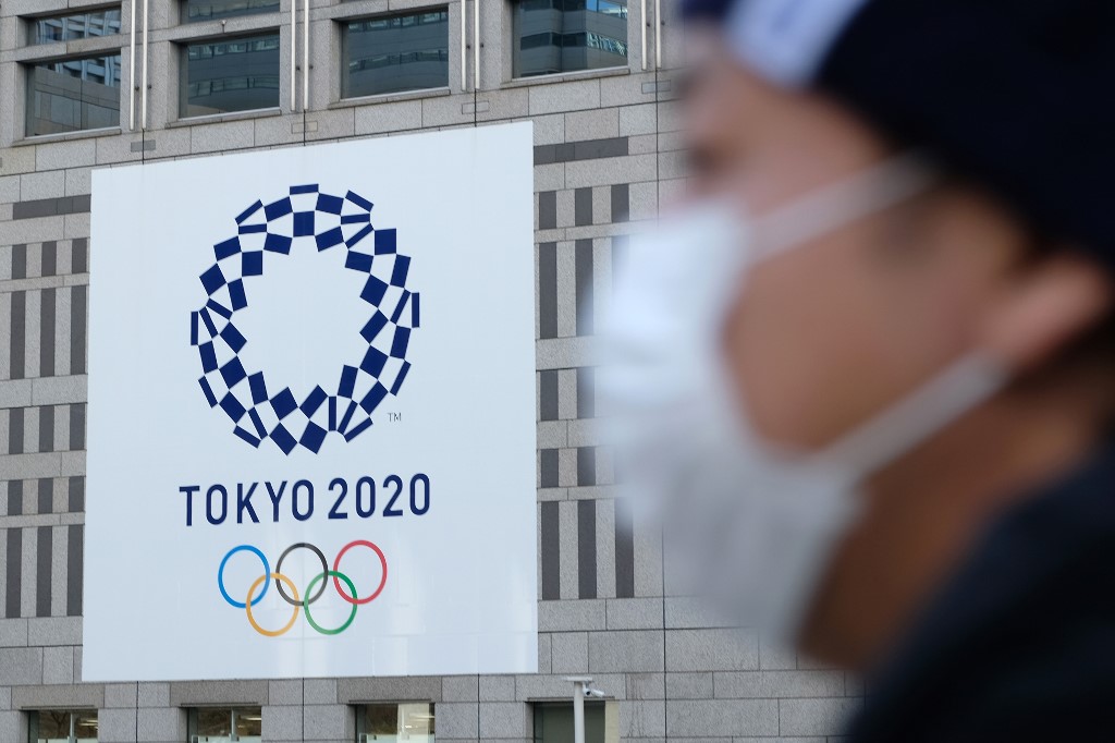 奧運登場將象徵著世界從疫情中復甦過來，但在封鎖已解除和抗疫措施鬆綁的地方，病毒往往捲土重來，引發人們質疑舉辦涉及成千上萬人從世界各地趕過來的大規模活動的可行性。 (AFP)