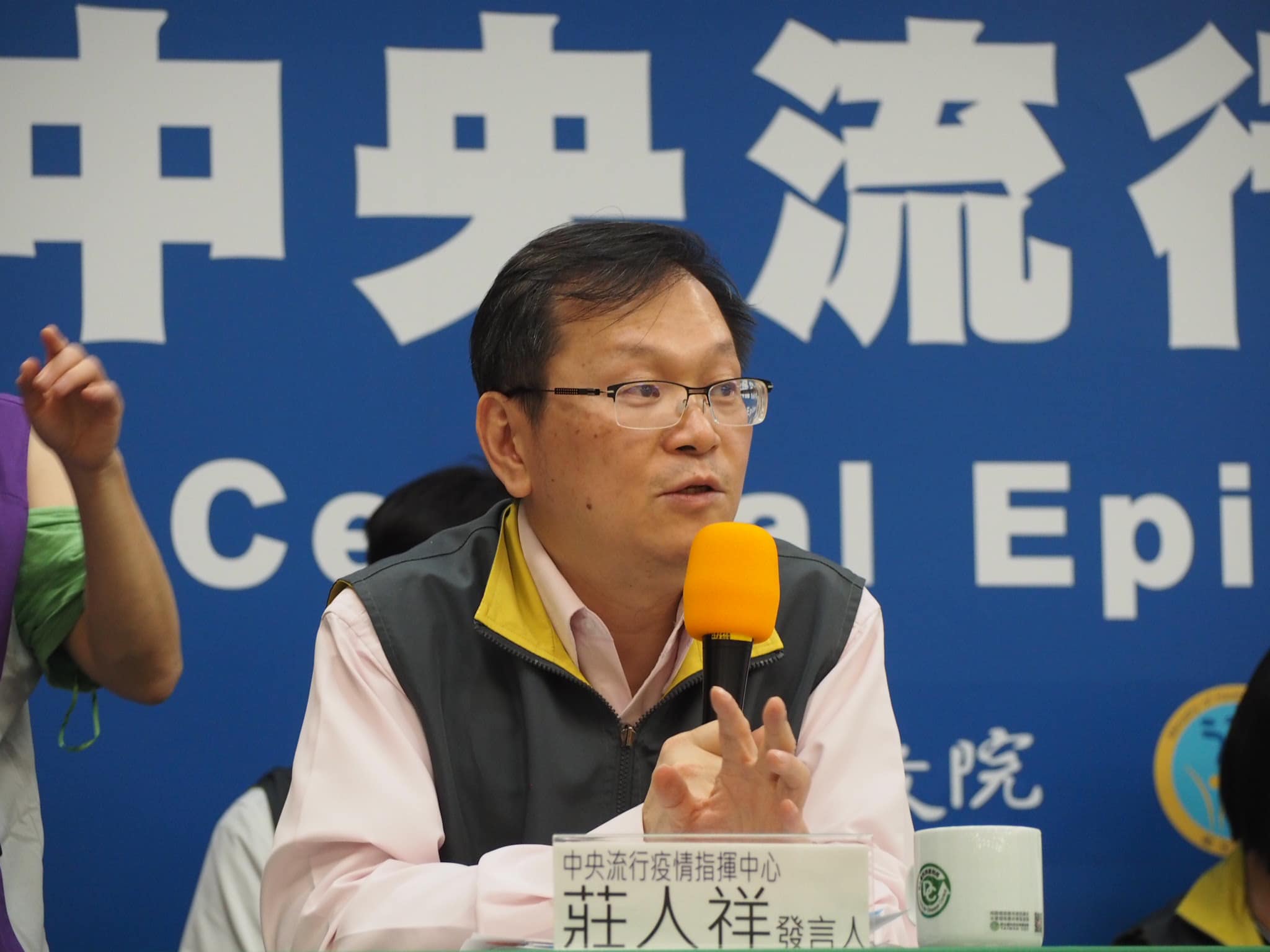 指揮中心發言人莊人祥表示，個案案301一共匡列了28個接觸者，同校包含8名同學以及1名教師已經居家隔離中，目前共有18人列居家隔離，4人需自主健康管理。(蕭照平 攝)