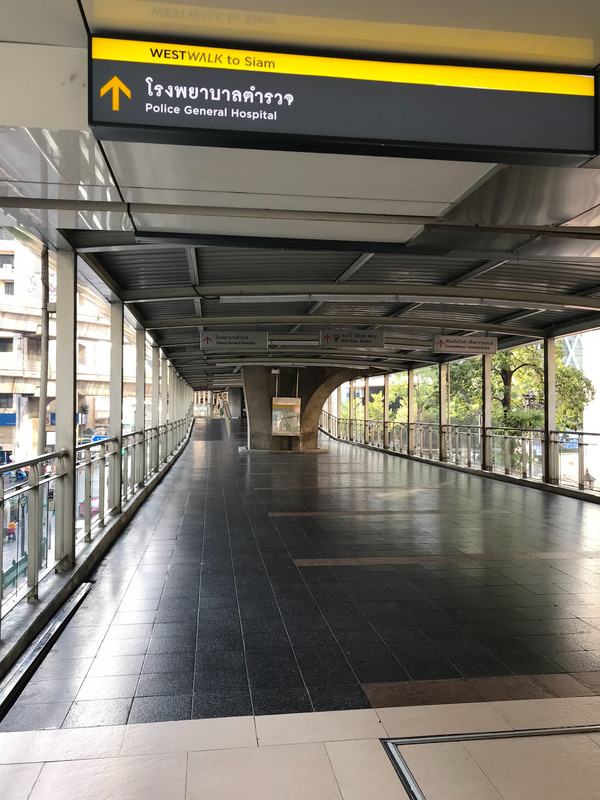 泰國從3月26日凌晨起進入緊急狀態，市中心連結捷運BTS暹羅站和奇隆站的天橋空無一人。