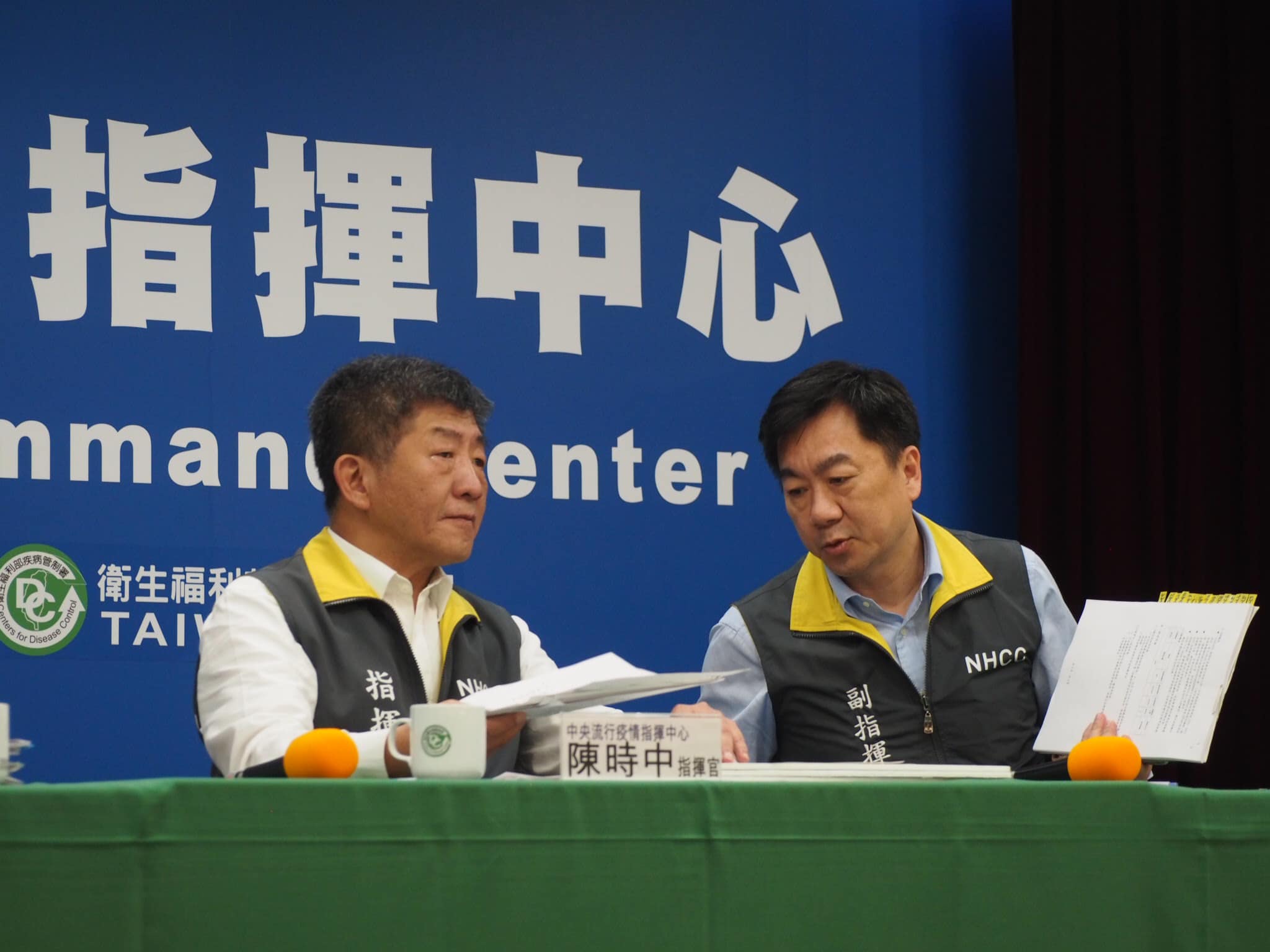 中央流行疫情指揮中心表示，雖然部分空勤機組員有免除居家檢疫14天、只須檢疫5天就可出勤的規定，但現在航班數已經減少，不過仍會要求業者應給機組員喘息空間。(蕭照平 攝)