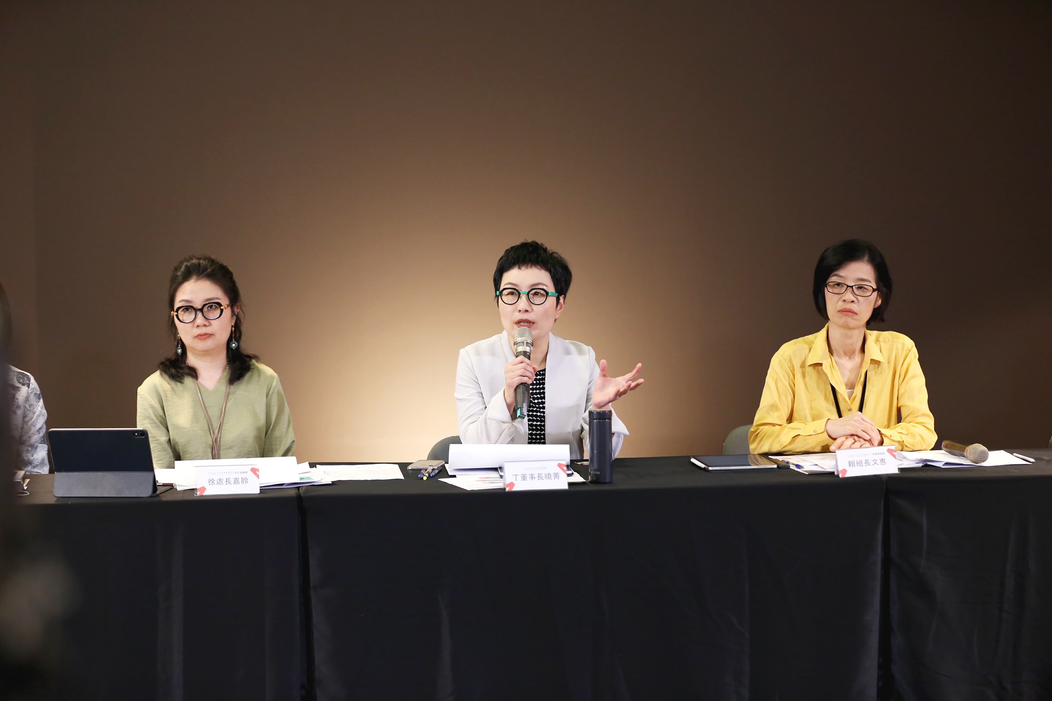 文策院27日召開線上說明會，由董事長丁曉菁(中)親自主持，說明文策院首波產業振興方案。(文策院提供)