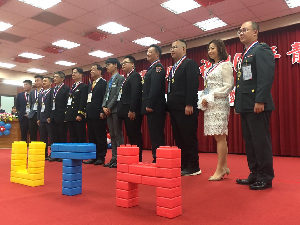 救國團在今天(27日)頒發給10位青年更領域的青年獎章，希望藉此鼓勵更多青年展現熱血，讓國家更好。(蕭照平攝)